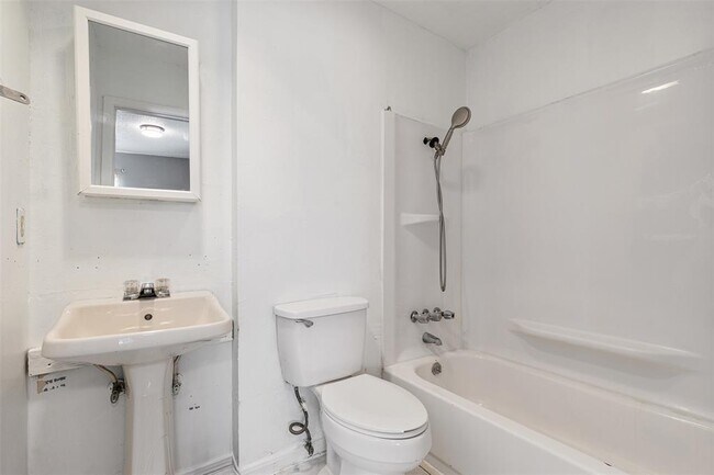 Building Photo - 9407 N Creek Dr