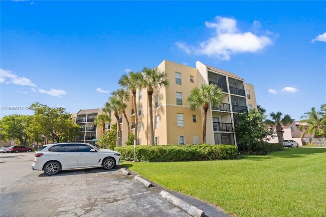 Building Photo - 8005 Lake Dr