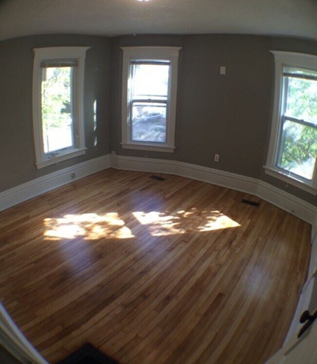 Building Photo - Amazing 5BD/3BA House in Uptown! New kitch...