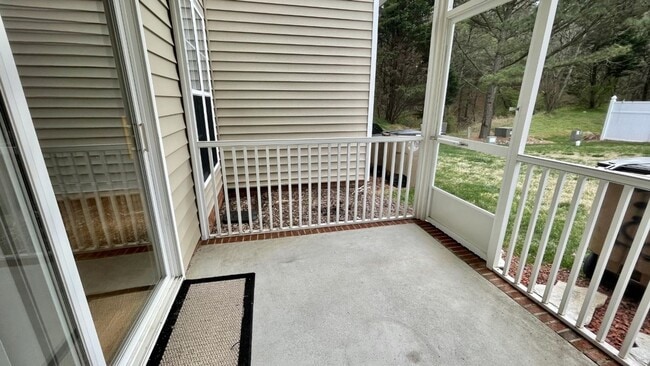 Building Photo - Updated Townhome with Garage & Screened in...