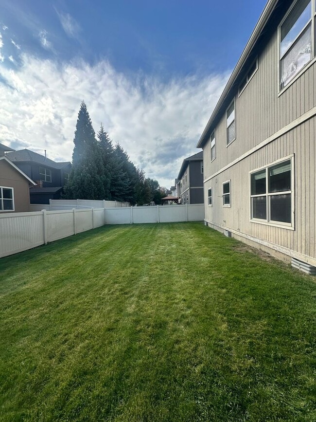 Building Photo - 3 Bed Minutes from Old Mill – Fenced Yard,...
