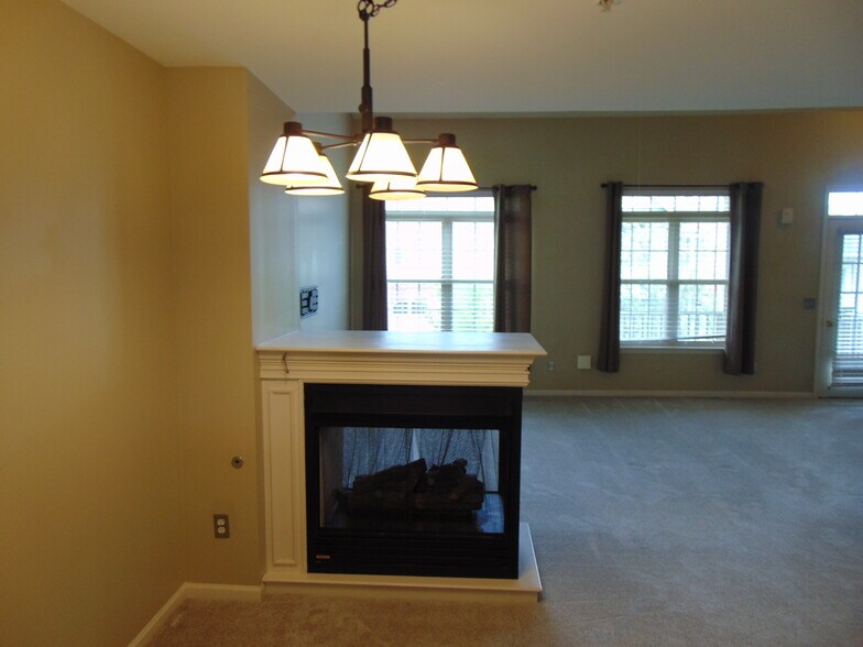 Building Photo - 129 E Bay Dr
