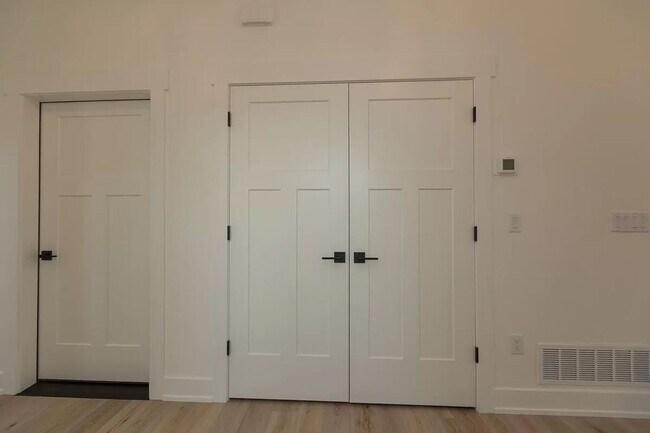Building Photo - Luxury Townhome in Quiet Neighborhood