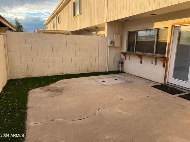 Building Photo - 8381 E Indian School Rd