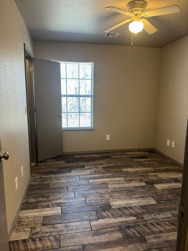 Building Photo - Charming 3 Bed / 2 Bath Home in Coweta – Spacious Lot + Creek Access!