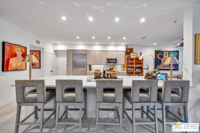 Building Photo - 605 E Sierra Way