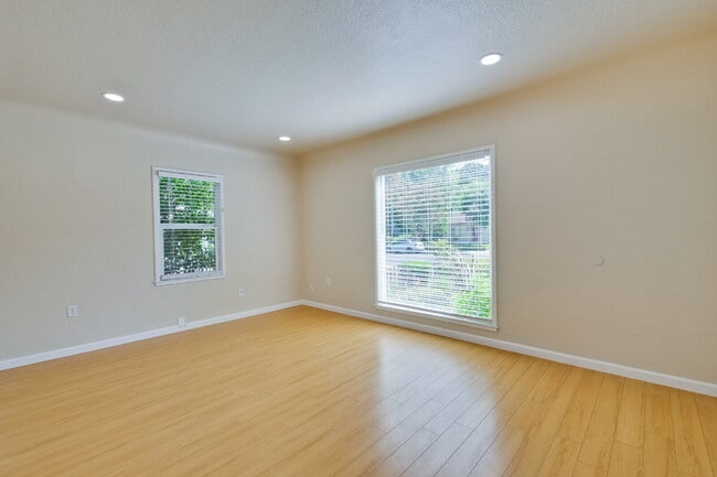 Building Photo - Bright, Clean and Cozy 2BR, 1BA Single Fam...