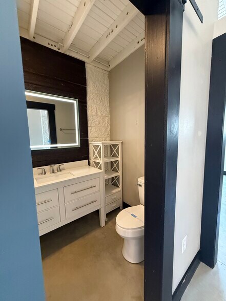 Building Photo - 475 S Hickory St