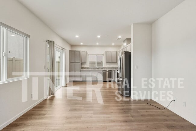 Building Photo - 3867 Roseparke Way