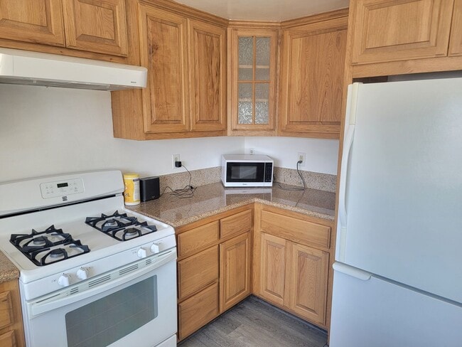 Building Photo - One Bedroom Apartment