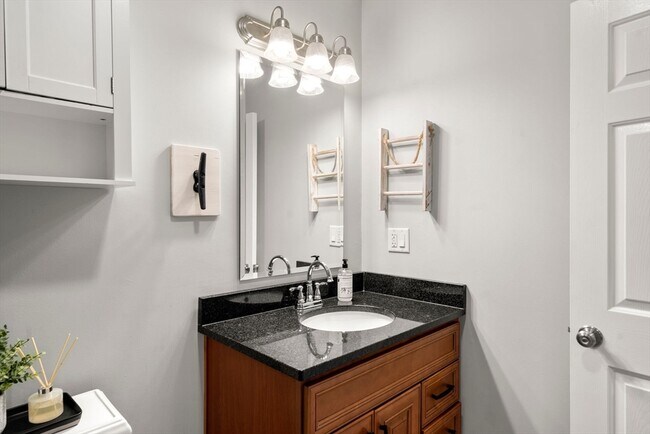 Building Photo - 695 E 8th St