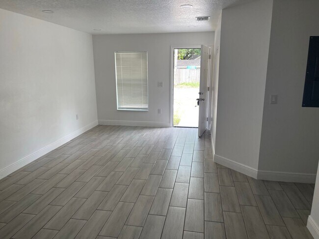 Building Photo - 8417 N Seminole Ave
