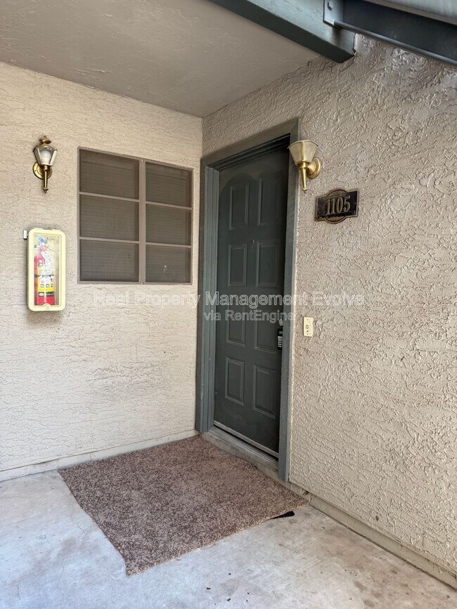 Building Photo - 533 W Guadalupe Rd