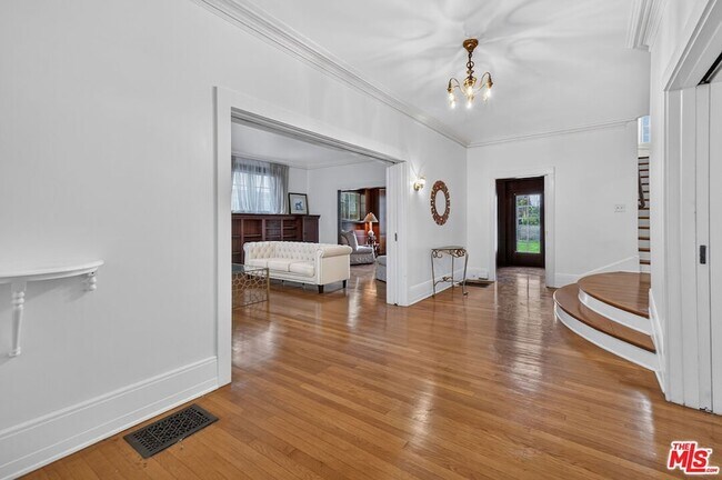 Building Photo - 2215 W 21st St