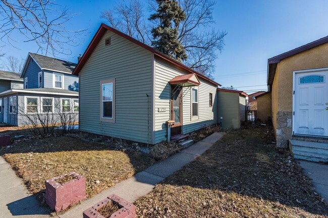 Building Photo - House w/ Yard and Garage