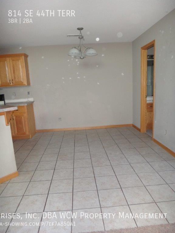 Building Photo - 3BR, 2BTH, 2 car gar, duplex with open lay...