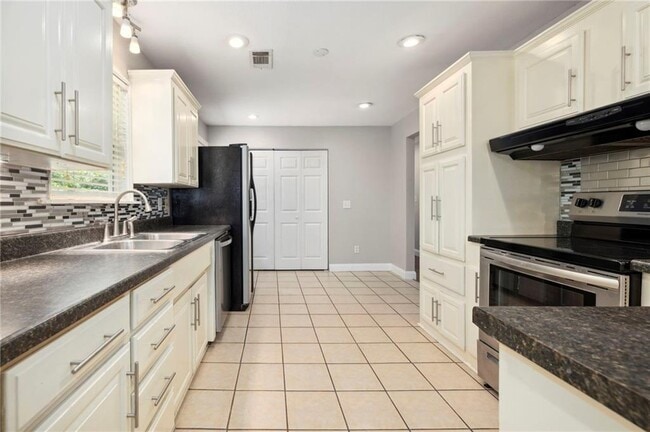 Building Photo - 2312 W Holly St