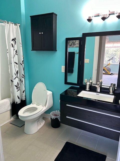 Second bath - 400 N Richmond St