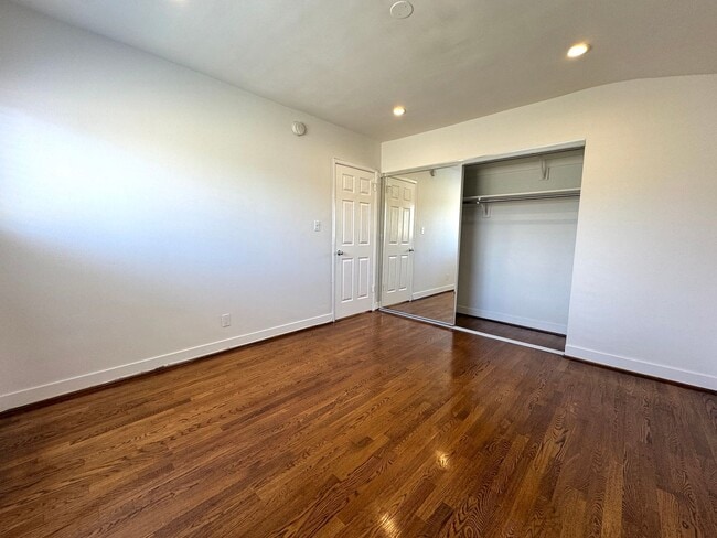 Building Photo - Spacious Top Floor 1 Bedroom in West Holly...