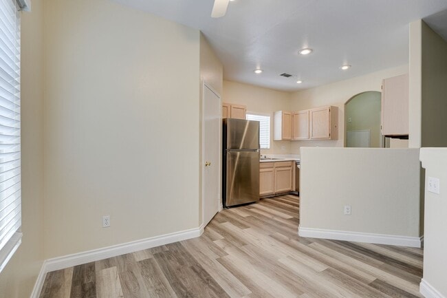Building Photo - Cozy 1-Bed Apartment with Fireplace – Your...