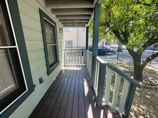 Building Photo - Spacious 1 Bedroom in Downtown Sacramento Where Convivence Is KEY! CALL Today To Schedule a Showing!