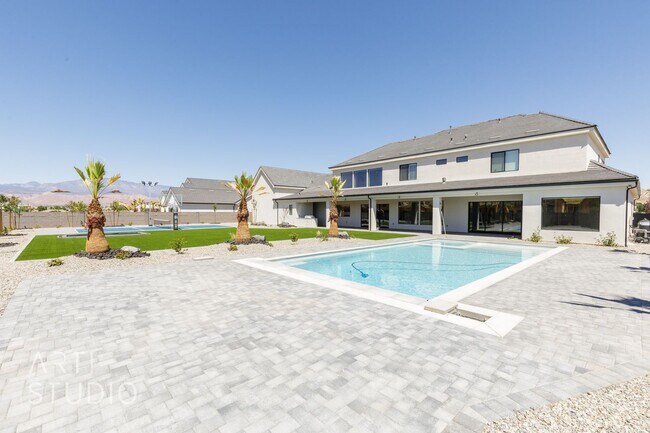 Building Photo - BRAND NEW Gorgeous 6 bed 7 bath with Pool ...