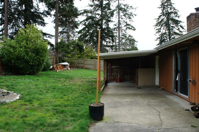 Building Photo - 952 NE Netlam Ln