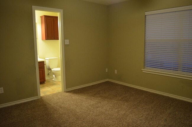 Building Photo - Available August 2026! 4 Bed/4 Bath Less t...