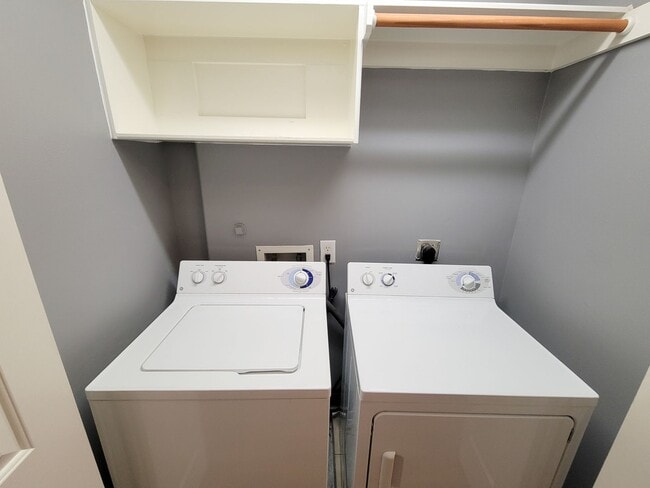 Building Photo - BEAUTIFUL 3 BEDROOM 2 BATH TOWNHOME THAAT ...