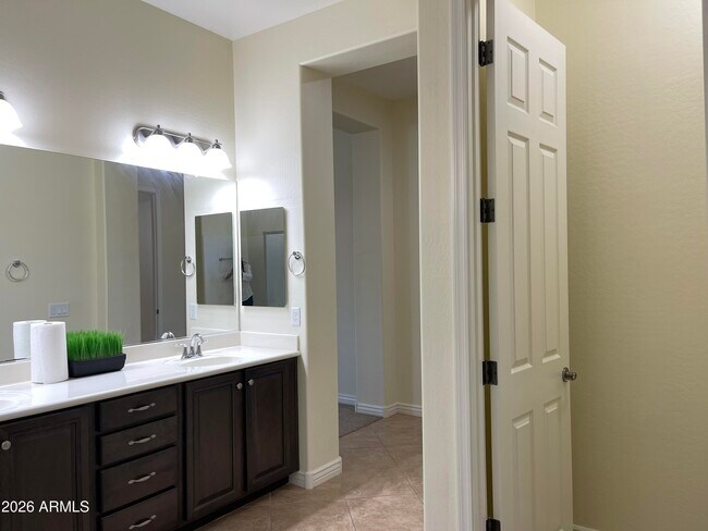 Building Photo - 2208 E Indian Wells Dr