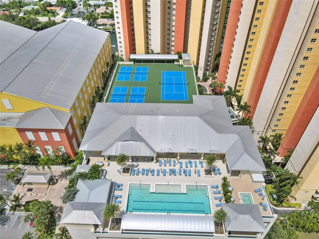 Building Photo - 2650 Lake Shore Dr