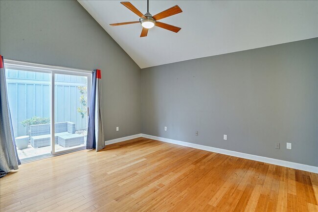 Building Photo - 405 River Pl