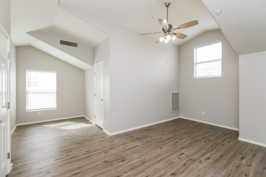 Building Photo - 163 W Tremaine Ct