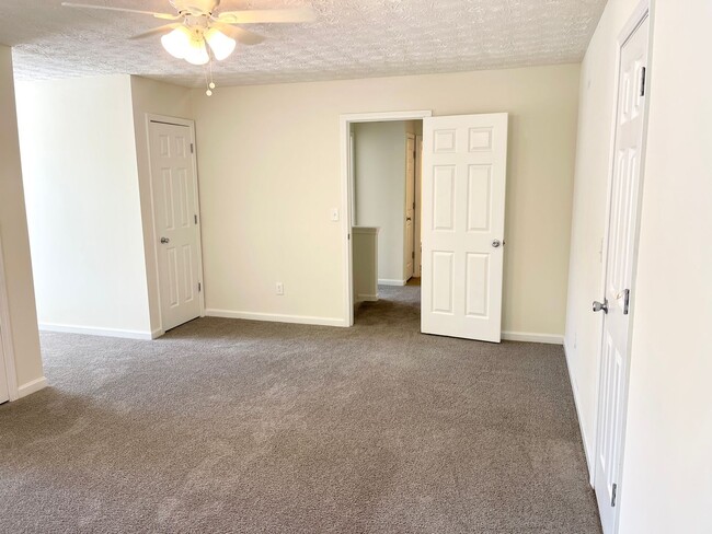 Building Photo - Welcome to this charming 3-bedroom, 3-bath...