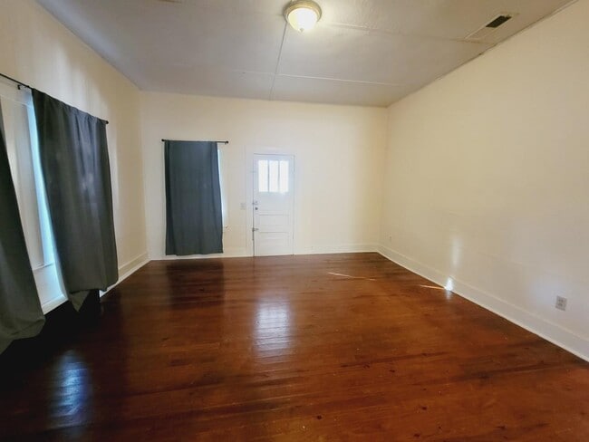 Building Photo - 2803 Goodview Ln