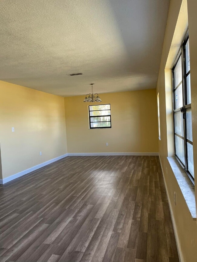 Building Photo - 955 Lake Dr E