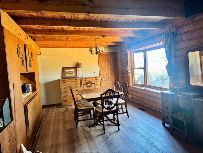 Building Photo - Log Cabin in Oconee on a 1.357 acre neighborhood wooded lot!