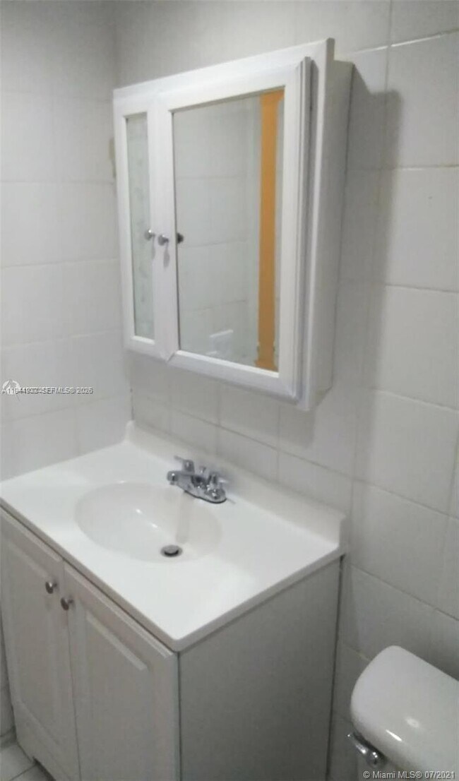 Building Photo - 1325 W 68th St