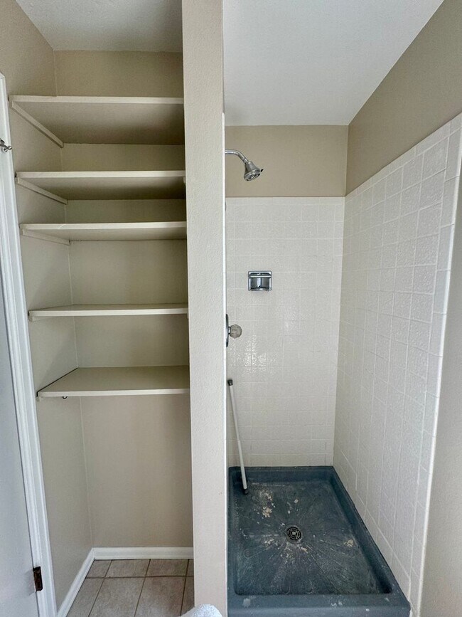 Building Photo - 4 Bedroom Home in Villa Loma-Available NOW