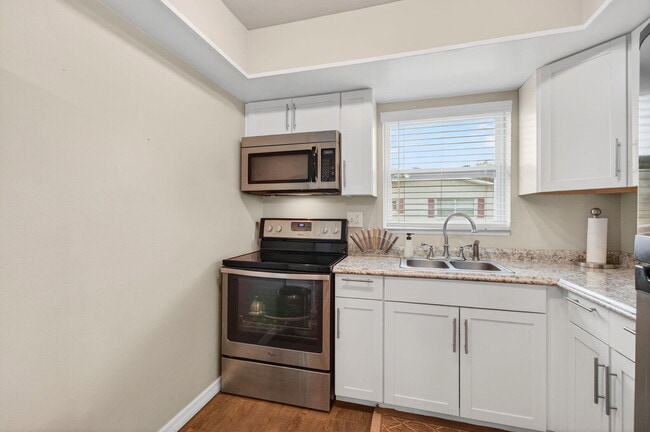 Building Photo - 2661 Barkley Dr W