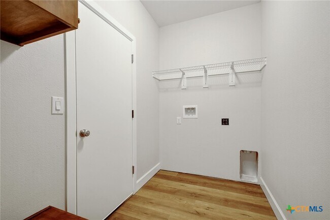 Building Photo - 2109 Meadow View Dr