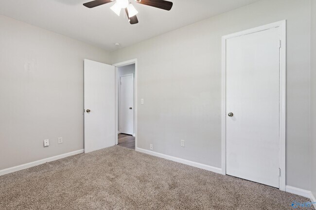 Building Photo - 102 Greenwood Cir
