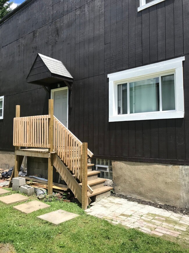 Building Photo - 825 Drey St