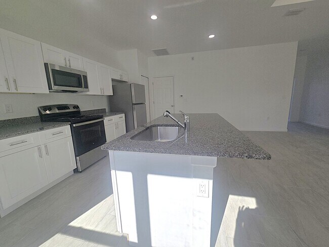 Building Photo - Brand New 4/2/2- South Lehigh Acres