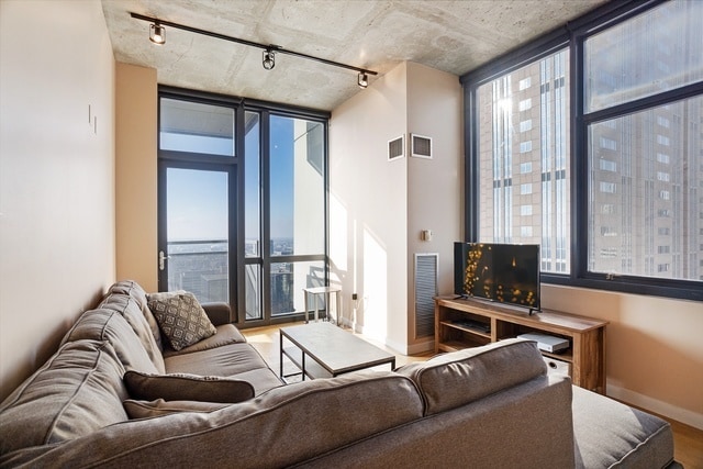 Building Photo - 235 W Van Buren St