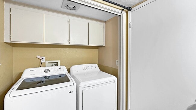 Building Photo - Lovely Upgraded 2-story Townhouse w/ Attached Garage, Guest Bathroom and Fireplace!