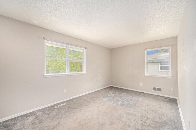 Building Photo - 221 N Oak Dr