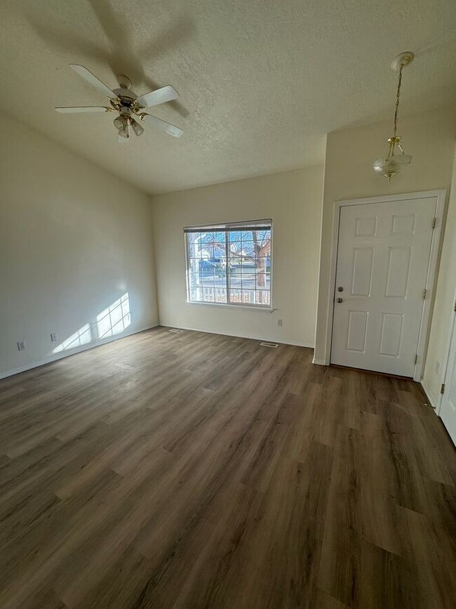 Building Photo - Bright Open Spacious Kuna Home!