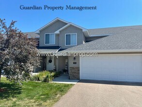 Building Photo - Lakeville 2 Bedroom Town Home, 2 Car Garage, 2.5 Baths, Dishwasher, Central Air