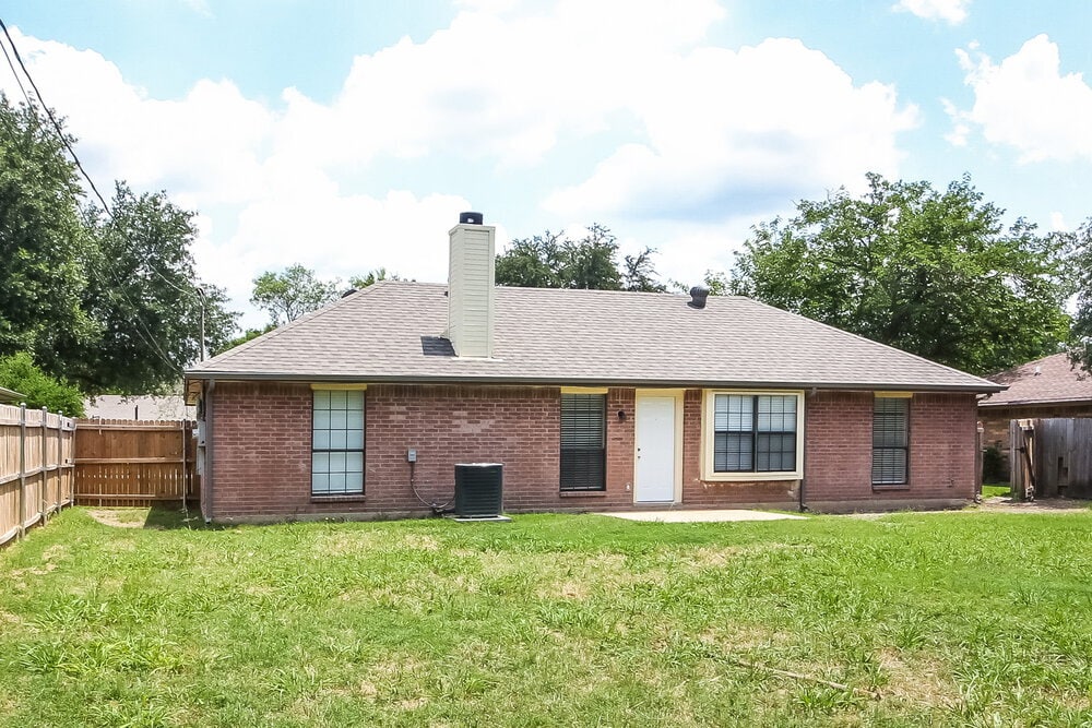 Building Photo - 834 Green Pastures Dr